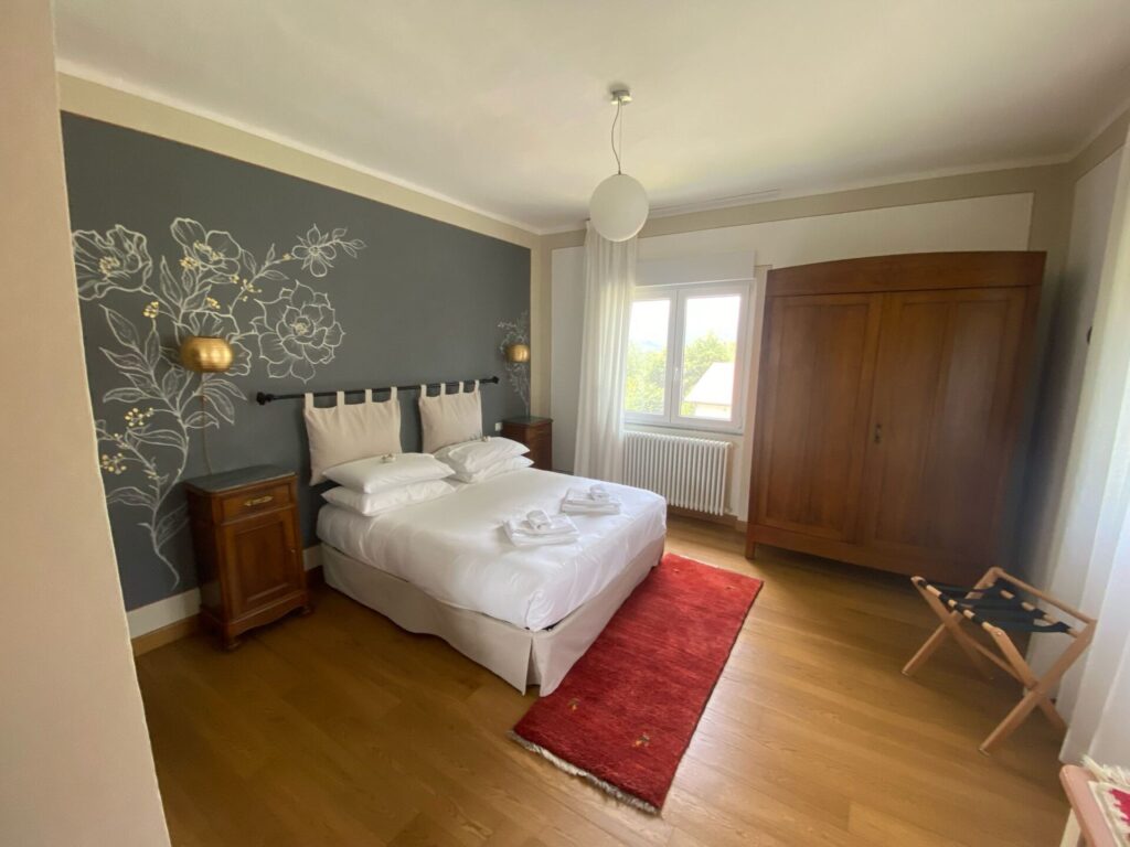 vista camera matrimoniale 2 posti letto bnb bed breakfast parco del beigua valle orba provincia savona vicino genova acqui terme vara superiore urbe