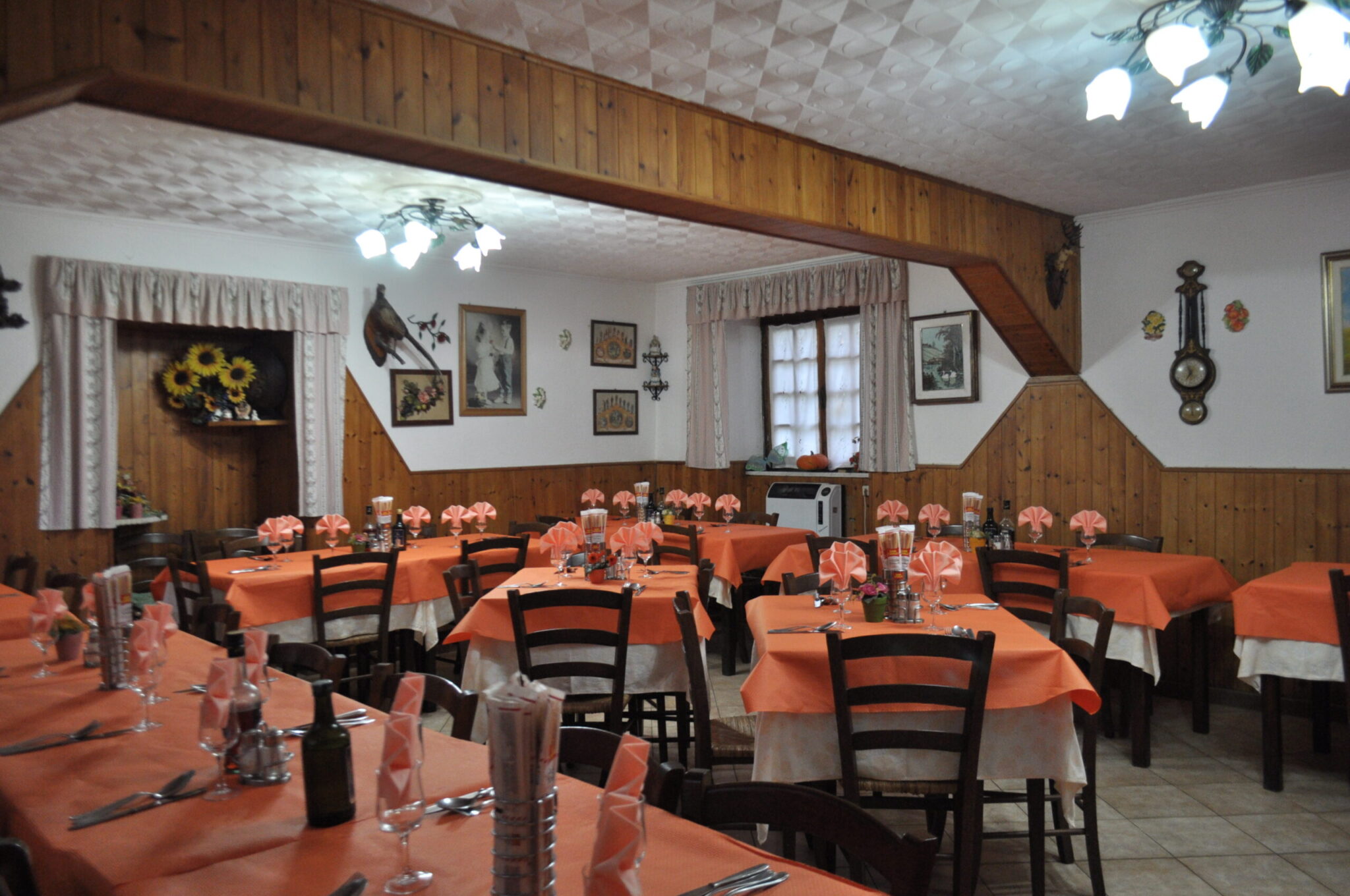 Osteria Tognu veduta del ristorante storico di Vara Superiore foto dell'interno della sala da pranzo