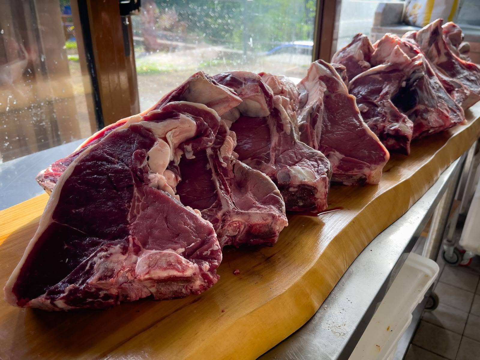 foto dei proprietarie gestori del locale ristorante bar pizzeria urb8 urbe vicino a sassello e vara superiore e inferiore in val d'olba